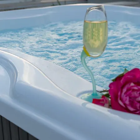 Comfort Luxe Adriatic View & Jacuzzi Znjan Beach شقة